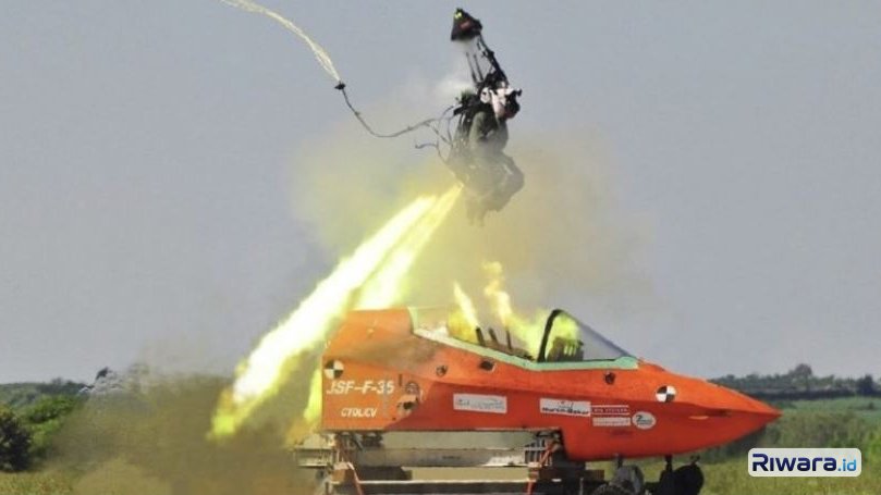 Simulasi penggunaan kursi lontar dari pesawat tempur F-35